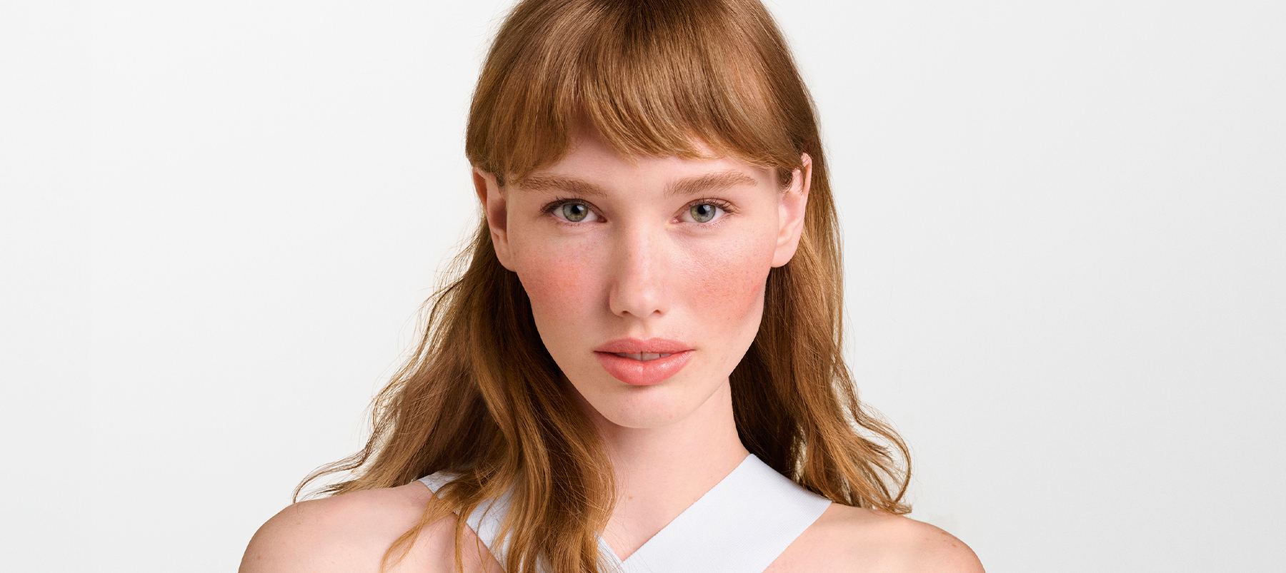 Mulher com leve vermelhidão facial