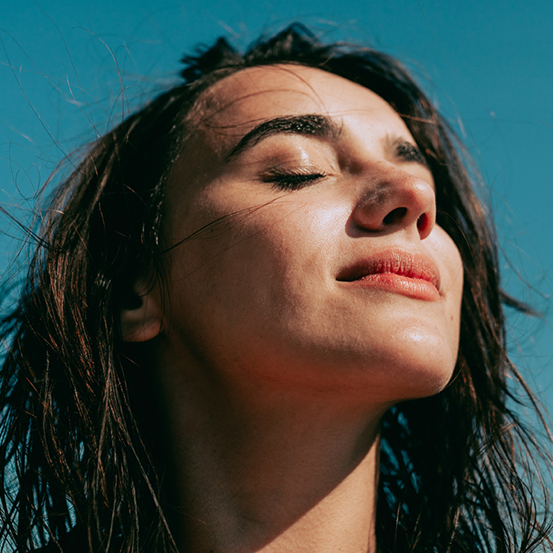 Mulher a olhar para o sol