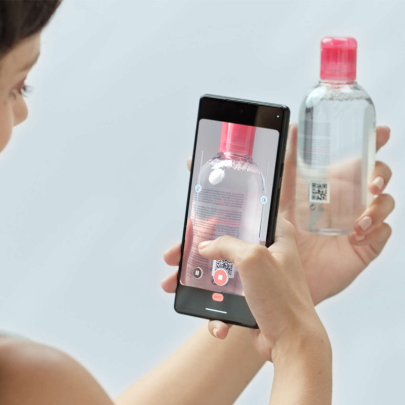 Imagem de uma mulher a digitalizar o codigo