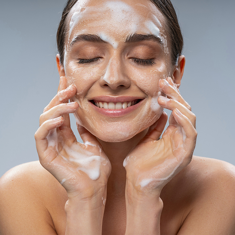 mulher a lavar o rosto