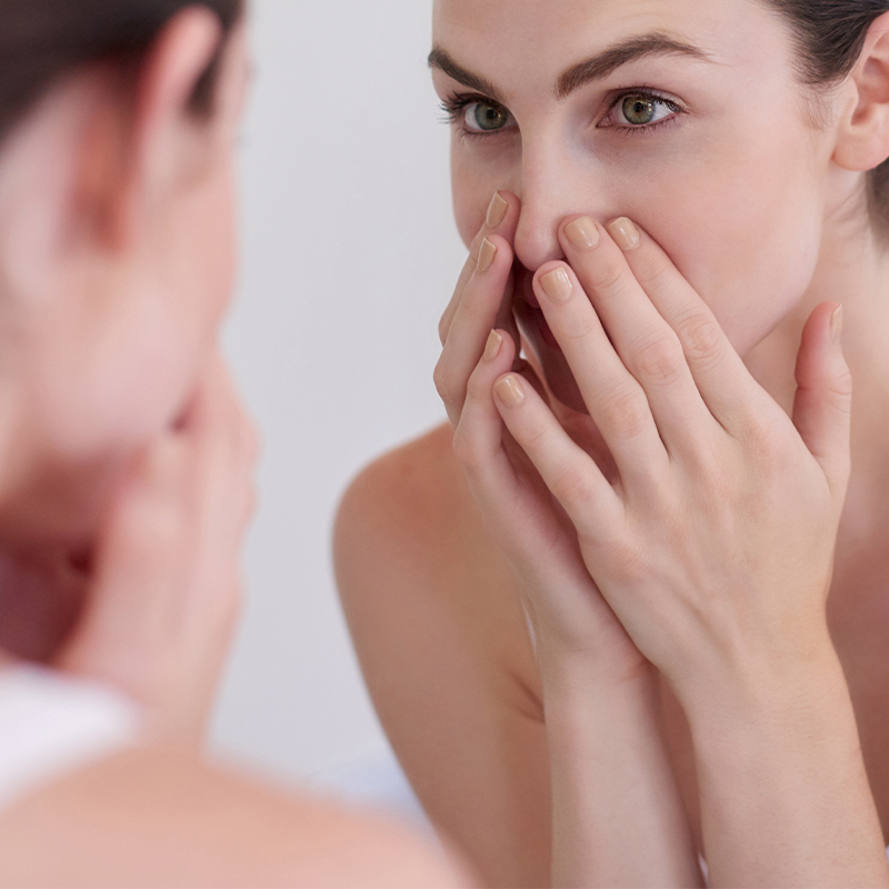 Mulher a se olhar no espelho