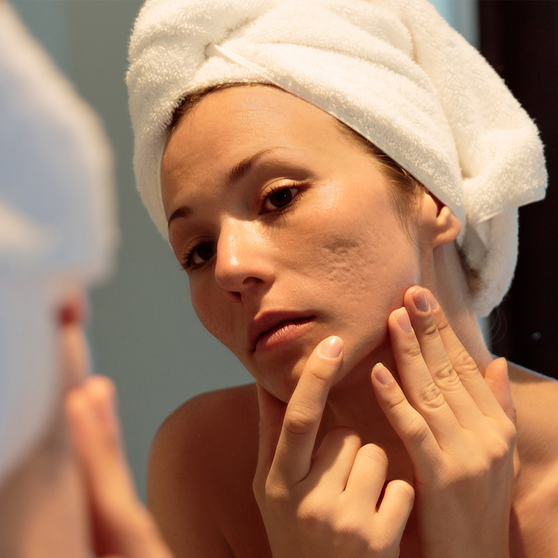 mulher a frente do espelho