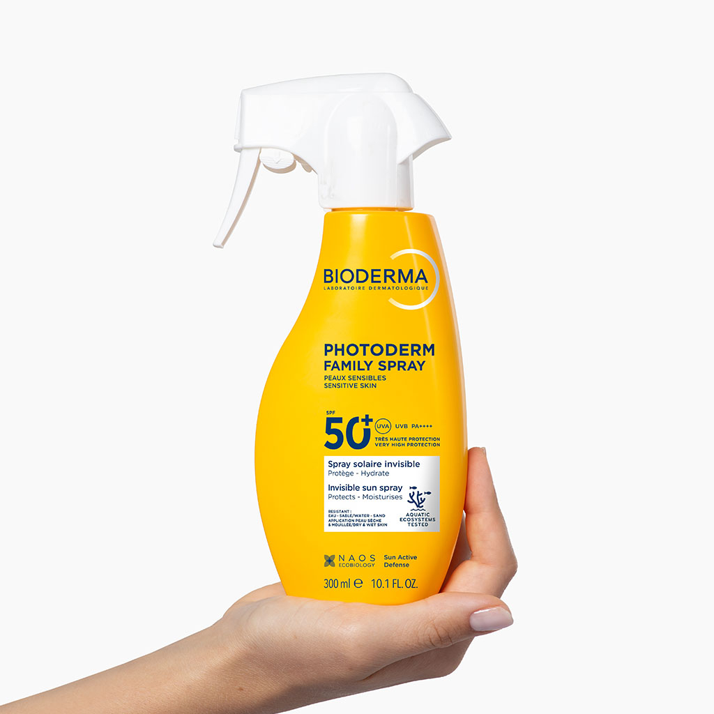 Mulher a aplicar protetor solar