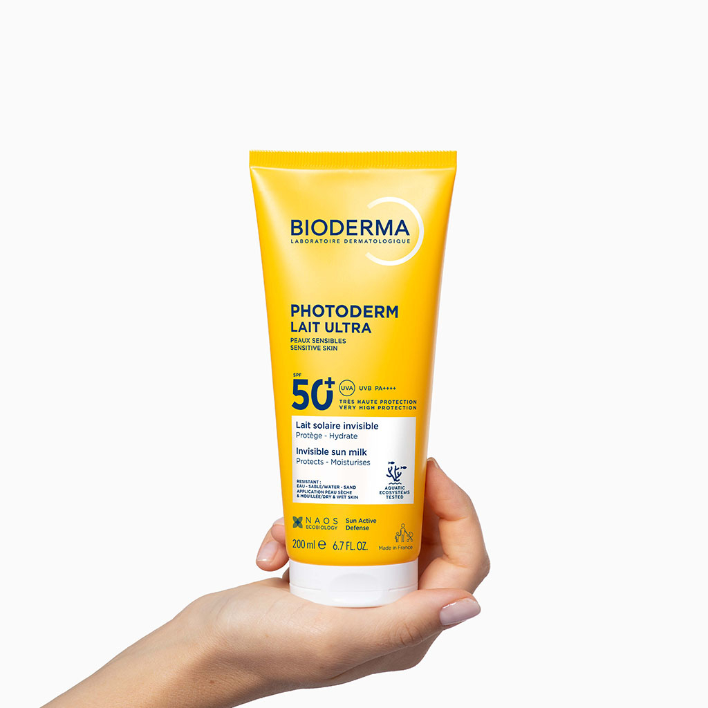 Mulher a aplicar protetor solar