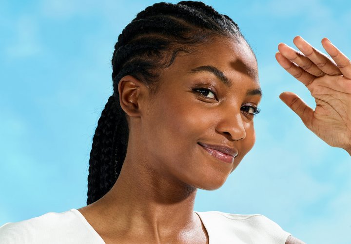 Mulher a proteger-se do sol