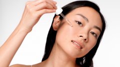 Mulher a aplicar o sérum