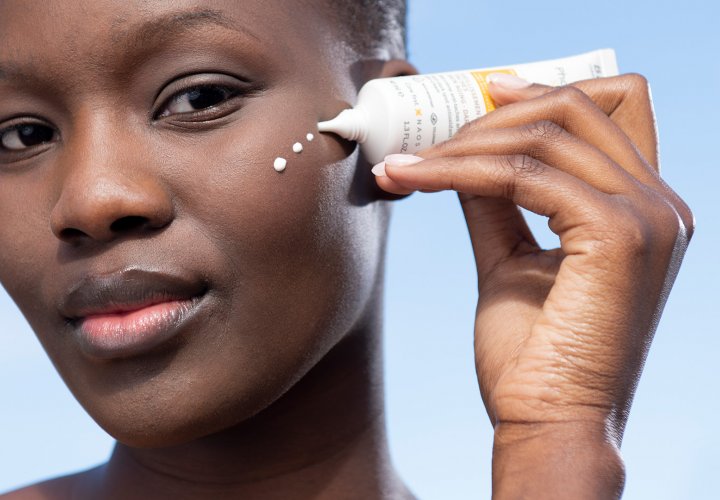 Mulher a aplicar o Photoderm AKN Mat SPF30