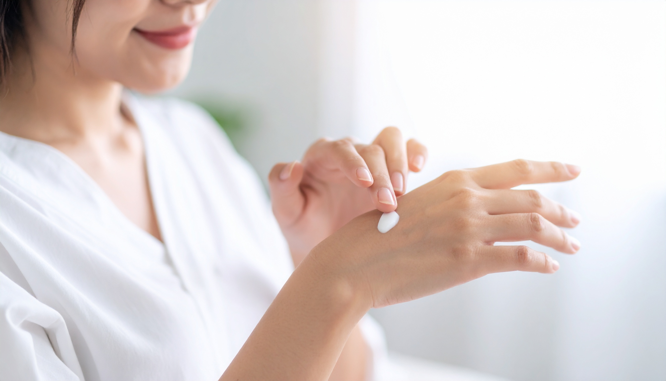 Pessoa a hidratar a mão