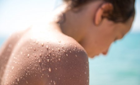 women-with-waterproof-sunscreen
