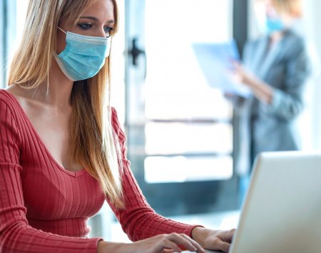 sebium_maskne-women-working-with-mask